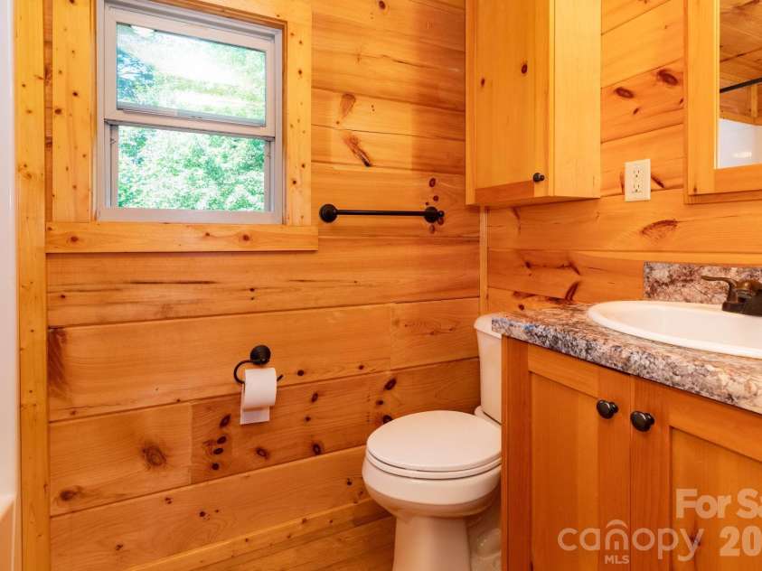 24 Old Berlin Way, Black Mountain, NC 28711.  MLS# CAR4416364, YatesRealty ID 49134. Bathroom