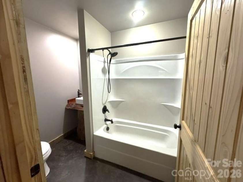 24 Old Berlin Way, Black Mountain, NC 28711.  MLS# CAR4416364, YatesRealty ID 49134. Bathroom - Vacant