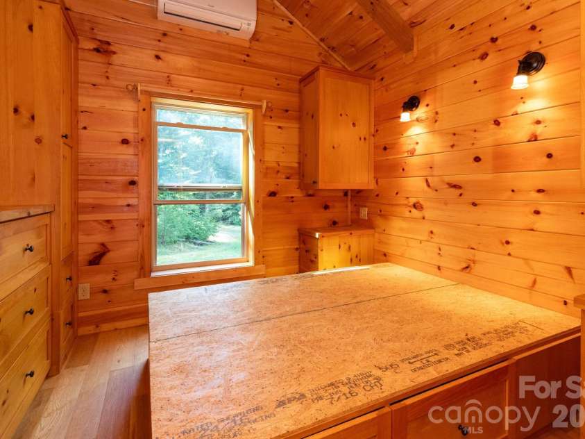 24 Old Berlin Way, Black Mountain, NC 28711.  MLS# CAR4416364, YatesRealty ID 49134. Bedroom