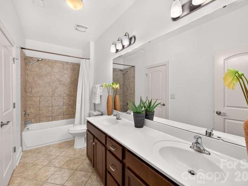11322 Brangus Lane, Charlotte, NC 28227.  MLS# CAR4414789, YatesRealty ID 49136. 2nd full bathroom
