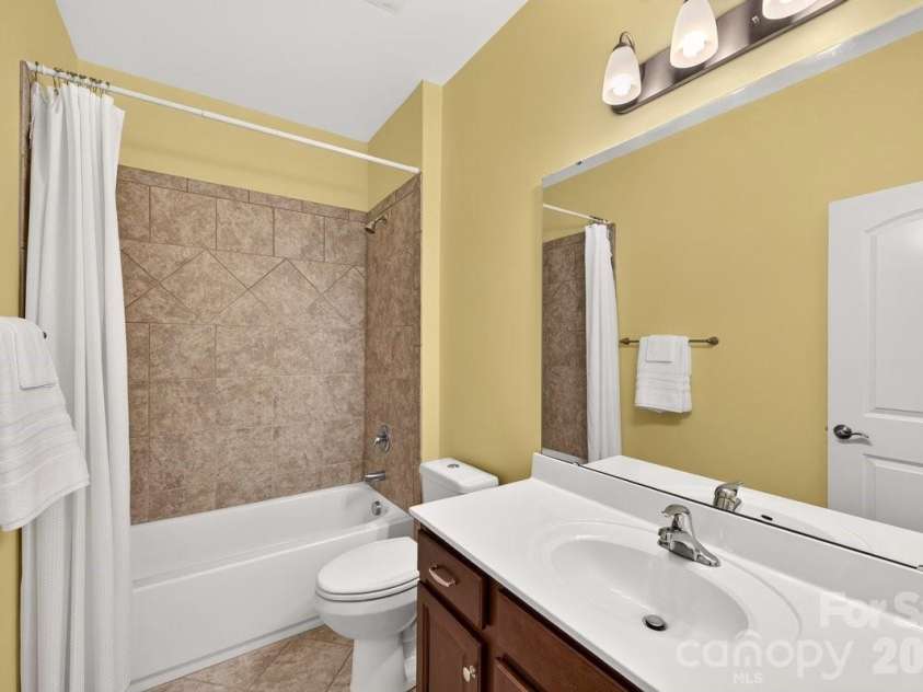 11322 Brangus Lane, Charlotte, NC 28227.  MLS# CAR4414789, YatesRealty ID 49136. 3rd full bathroom off 4th bedroom