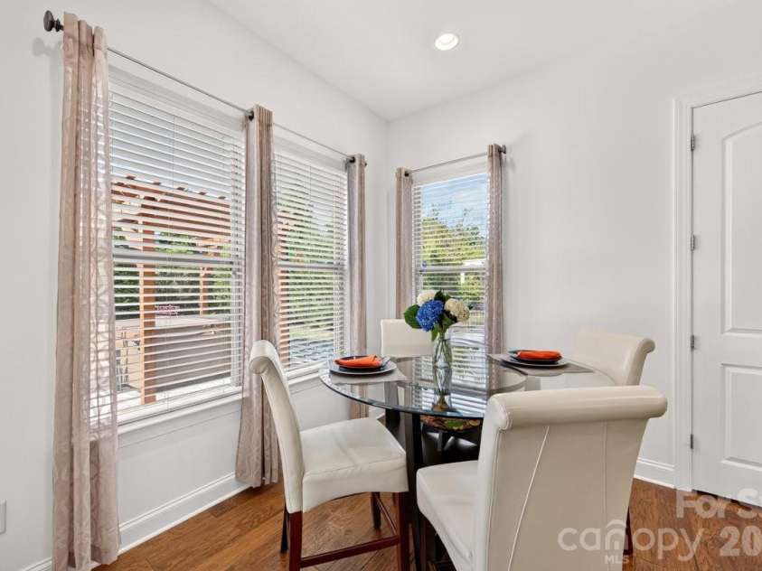 11322 Brangus Lane, Charlotte, NC 28227.  MLS# CAR4414789, YatesRealty ID 49136. Bright breakfast area