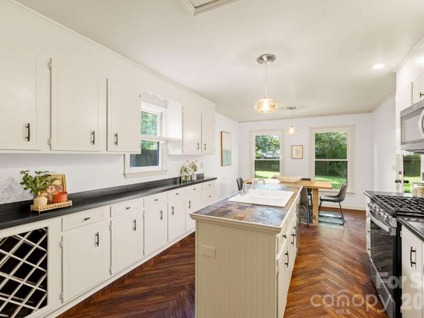 2220 Arnold Drive, Charlotte, NC 28205.  MLS# CAR4408583, YatesRealty ID 49137. 
