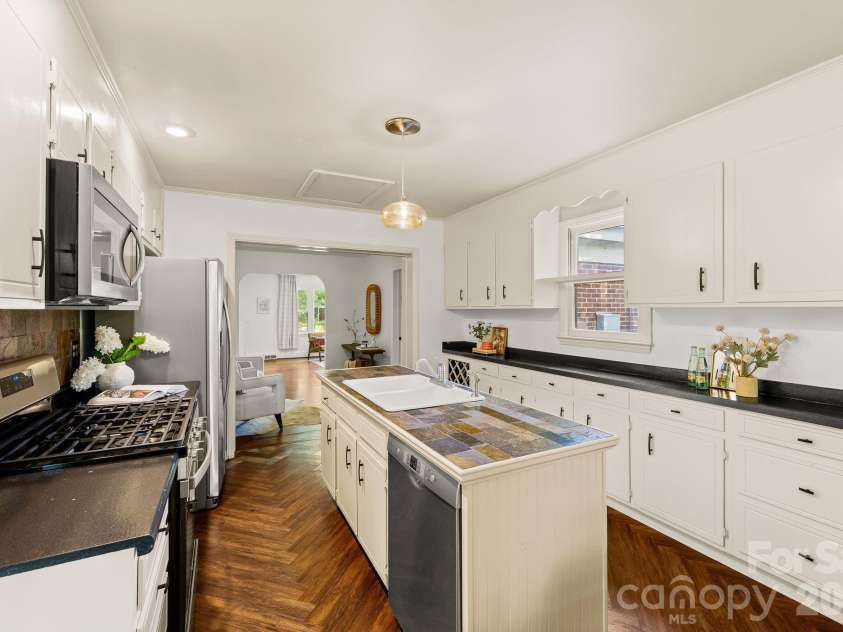 2220 Arnold Drive, Charlotte, NC 28205.  MLS# CAR4408583, YatesRealty ID 49137. 