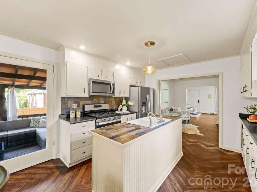 2220 Arnold Drive, Charlotte, NC 28205.  MLS# CAR4408583, YatesRealty ID 49137. 