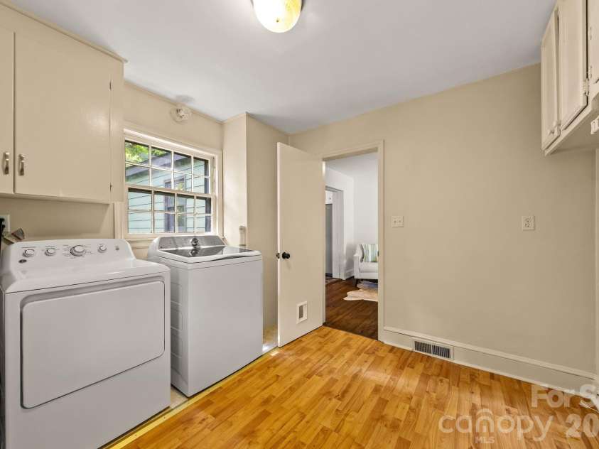 2220 Arnold Drive, Charlotte, NC 28205.  MLS# CAR4408583, YatesRealty ID 49137. 