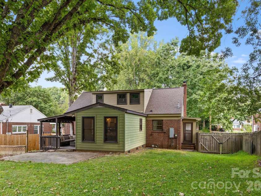 2220 Arnold Drive, Charlotte, NC 28205.  MLS# CAR4408583, YatesRealty ID 49137. 