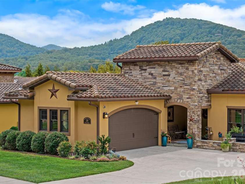 25 Ocaso Drive, Asheville, NC 28806.  MLS# CAR4401961, YatesRealty ID 49138. 