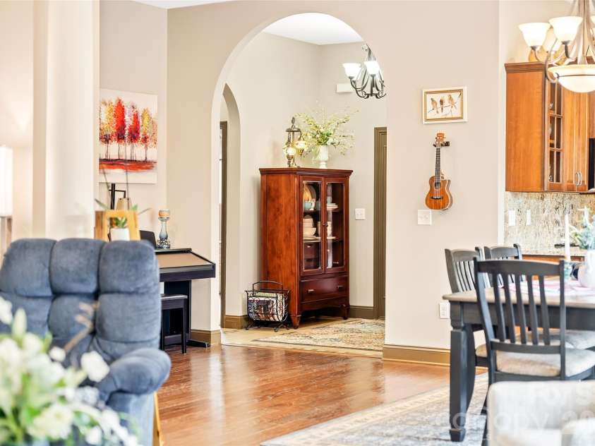 25 Ocaso Drive, Asheville, NC 28806.  MLS# CAR4401961, YatesRealty ID 49138. 