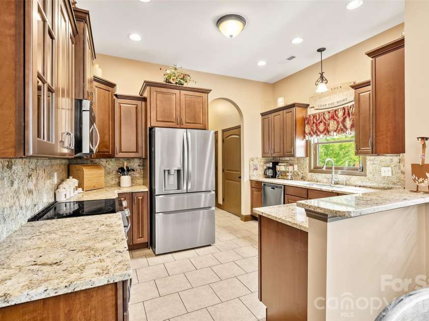25 Ocaso Drive, Asheville, NC 28806.  MLS# CAR4401961, YatesRealty ID 49138. 
