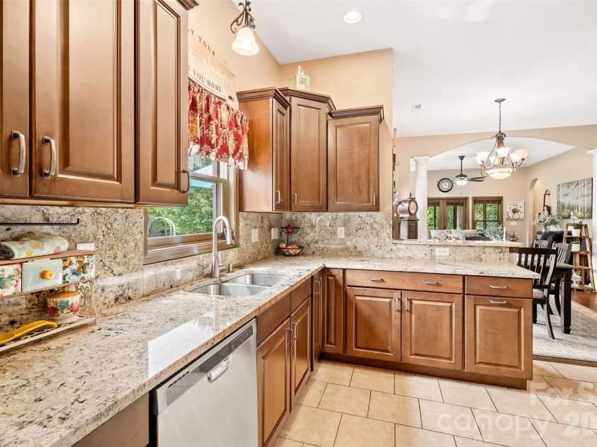 25 Ocaso Drive, Asheville, NC 28806.  MLS# CAR4401961, YatesRealty ID 49138. 