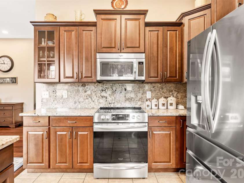25 Ocaso Drive, Asheville, NC 28806.  MLS# CAR4401961, YatesRealty ID 49138. 