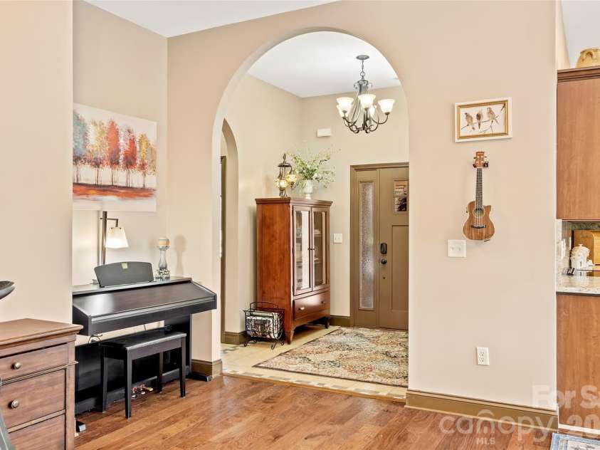 25 Ocaso Drive, Asheville, NC 28806.  MLS# CAR4401961, YatesRealty ID 49138. 