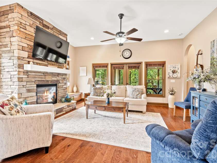 25 Ocaso Drive, Asheville, NC 28806.  MLS# CAR4401961, YatesRealty ID 49138. 