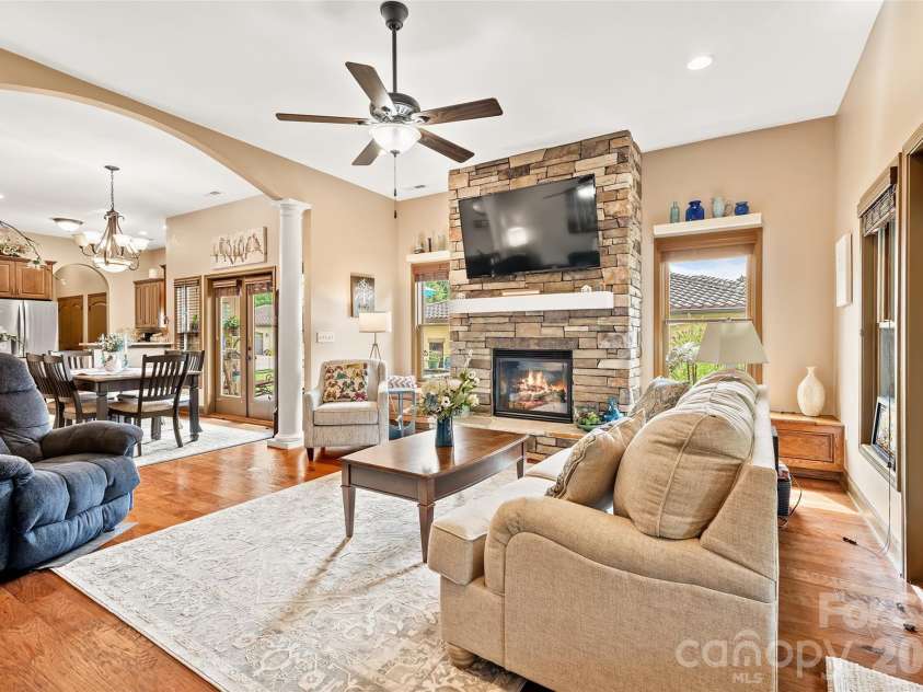 25 Ocaso Drive, Asheville, NC 28806.  MLS# CAR4401961, YatesRealty ID 49138. 