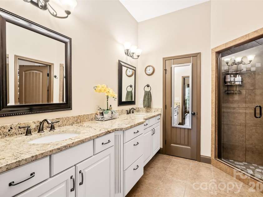 25 Ocaso Drive, Asheville, NC 28806.  MLS# CAR4401961, YatesRealty ID 49138. 