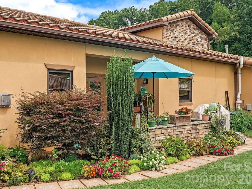 25 Ocaso Drive, Asheville, NC 28806.  MLS# CAR4401961, YatesRealty ID 49138. 