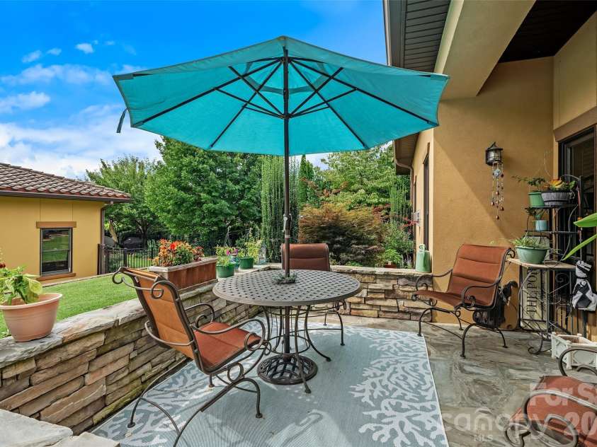 25 Ocaso Drive, Asheville, NC 28806.  MLS# CAR4401961, YatesRealty ID 49138. 