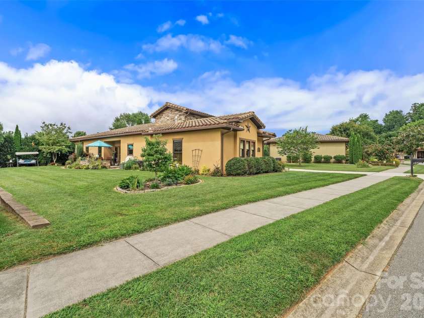 25 Ocaso Drive, Asheville, NC 28806.  MLS# CAR4401961, YatesRealty ID 49138. 