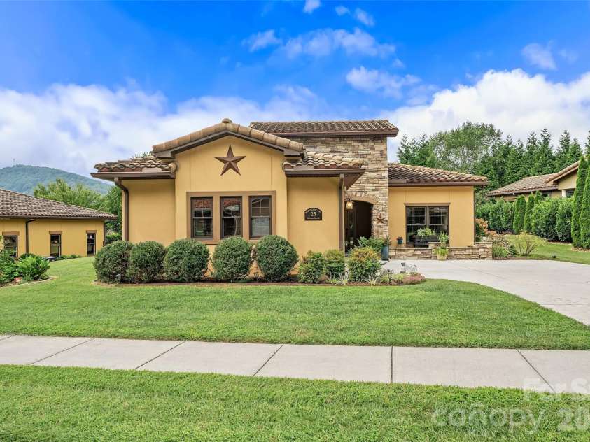 25 Ocaso Drive, Asheville, NC 28806.  MLS# CAR4401961, YatesRealty ID 49138. 