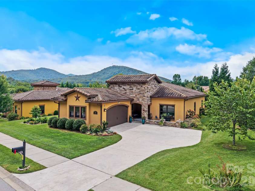 25 Ocaso Drive, Asheville, NC 28806.  MLS# CAR4401961, YatesRealty ID 49138. 