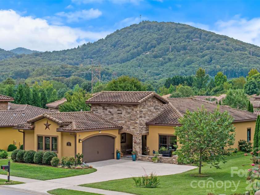 25 Ocaso Drive, Asheville, NC 28806.  MLS# CAR4401961, YatesRealty ID 49138. 
