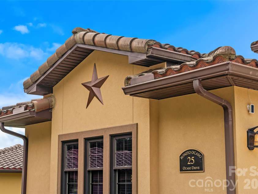 25 Ocaso Drive, Asheville, NC 28806.  MLS# CAR4401961, YatesRealty ID 49138. 