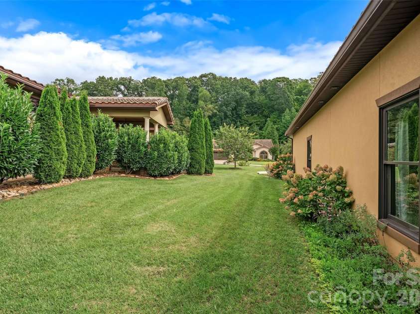 25 Ocaso Drive, Asheville, NC 28806.  MLS# CAR4401961, YatesRealty ID 49138. 