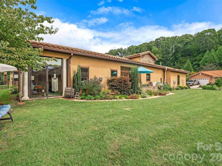 25 Ocaso Drive, Asheville, NC 28806.  MLS# CAR4401961, YatesRealty ID 49138. 