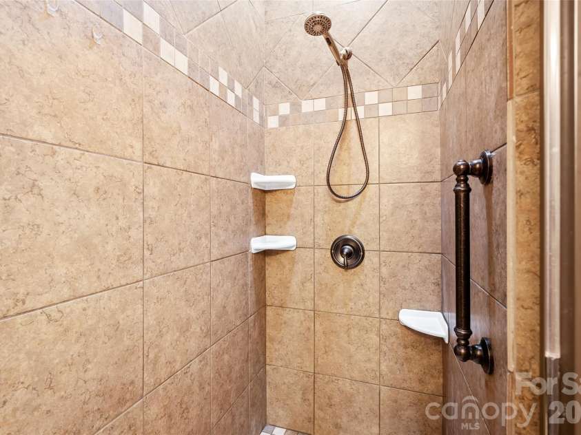 25 Ocaso Drive, Asheville, NC 28806.  MLS# CAR4401961, YatesRealty ID 49138. 