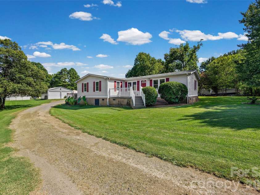 6215 Barclay Lane, Clover, SC 29710.  MLS# CAR4420602, YatesRealty ID 49141. 