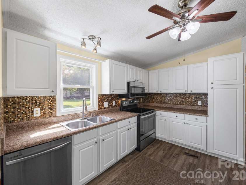 6215 Barclay Lane, Clover, SC 29710.  MLS# CAR4420602, YatesRealty ID 49141. 