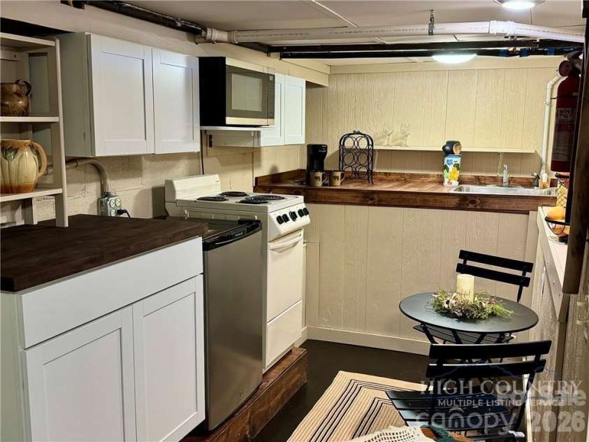 76 Whispering Pine Loop, Newland, NC 28657.  MLS# CAR4422053, YatesRealty ID 49149. 