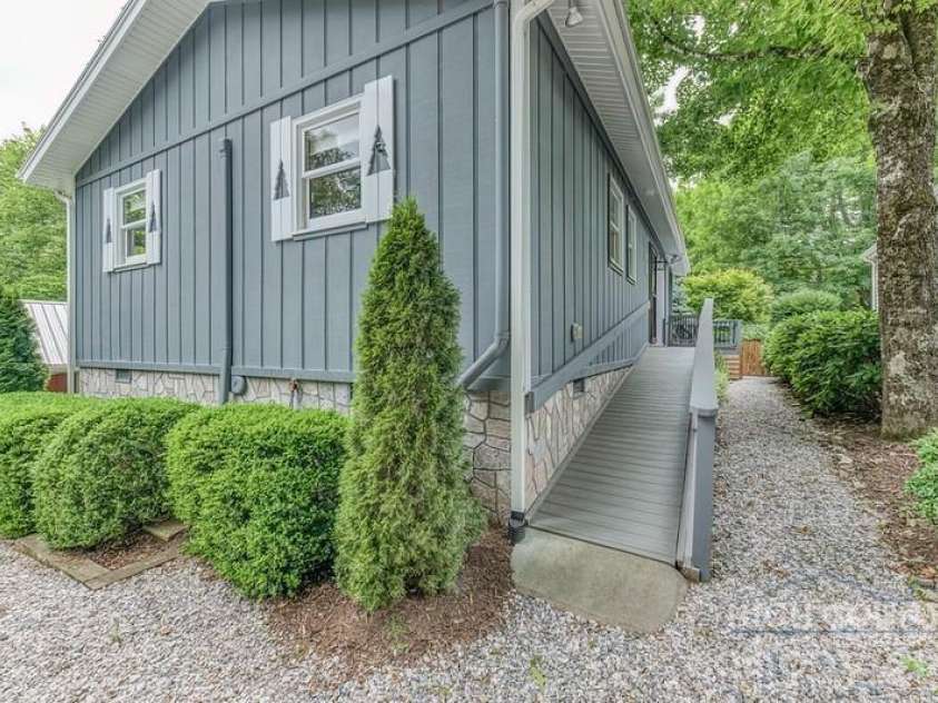 76 Whispering Pine Loop, Newland, NC 28657.  MLS# CAR4422053, YatesRealty ID 49149. 