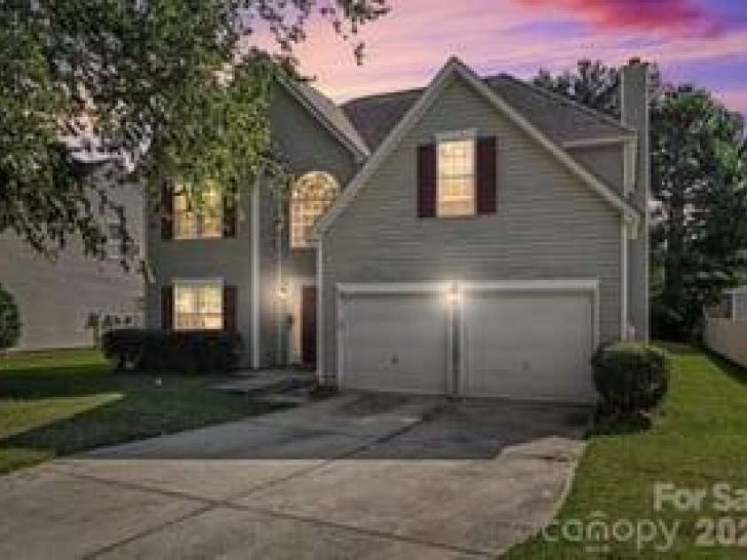 5616 Linda Vista Lane, Charlotte, NC 28216.  MLS# CAR4422055, YatesRealty ID 49151. 
