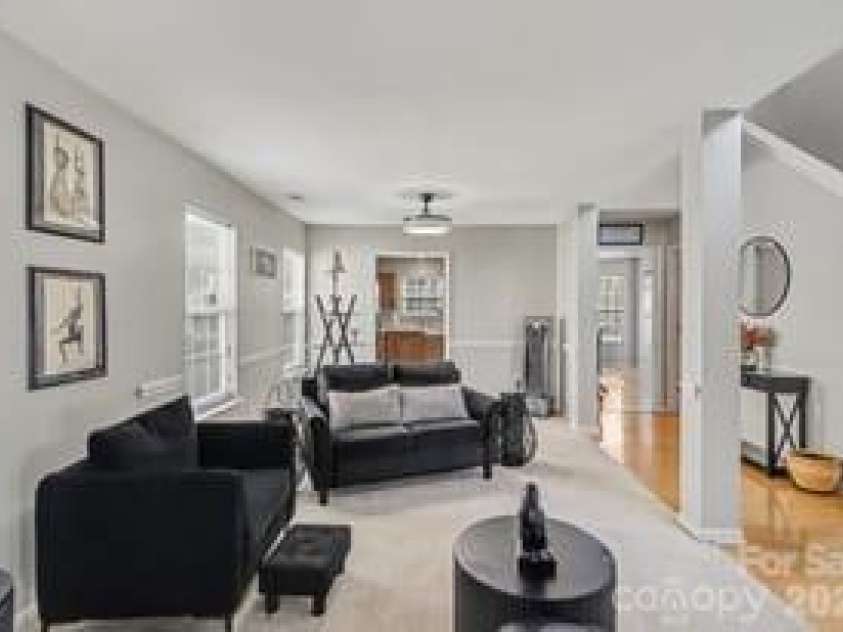 5616 Linda Vista Lane, Charlotte, NC 28216.  MLS# CAR4422055, YatesRealty ID 49151. 