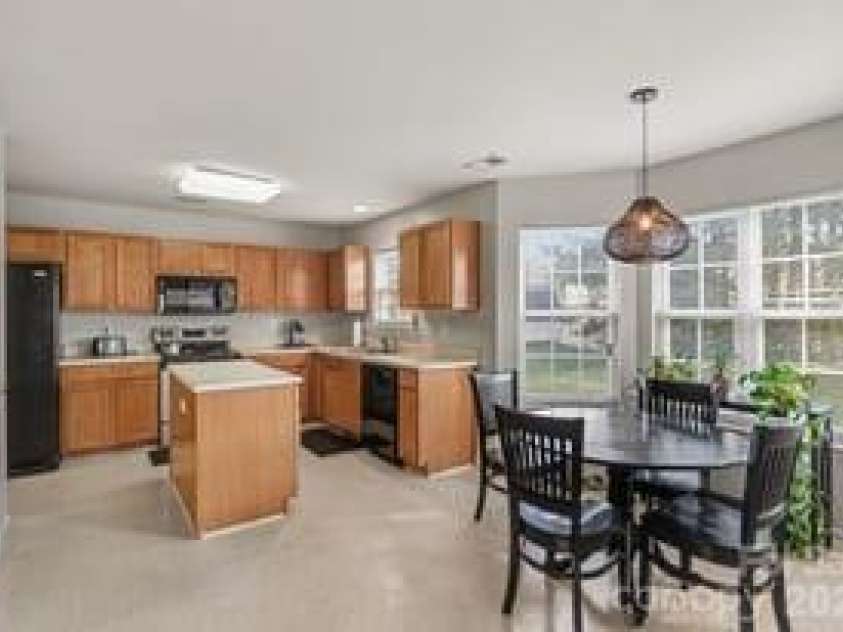 5616 Linda Vista Lane, Charlotte, NC 28216.  MLS# CAR4422055, YatesRealty ID 49151. 