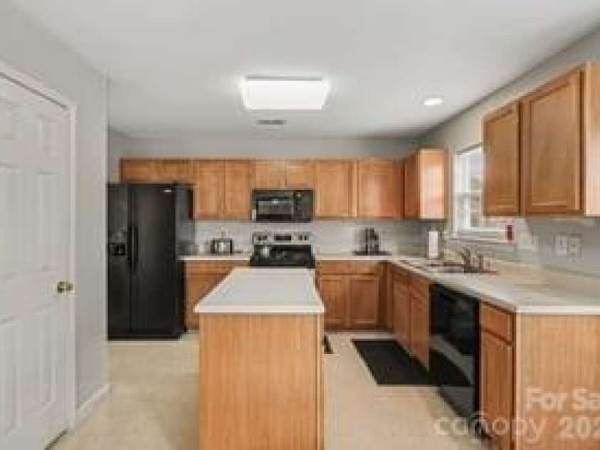5616 Linda Vista Lane, Charlotte, NC 28216.  MLS# CAR4422055, YatesRealty ID 49151. 