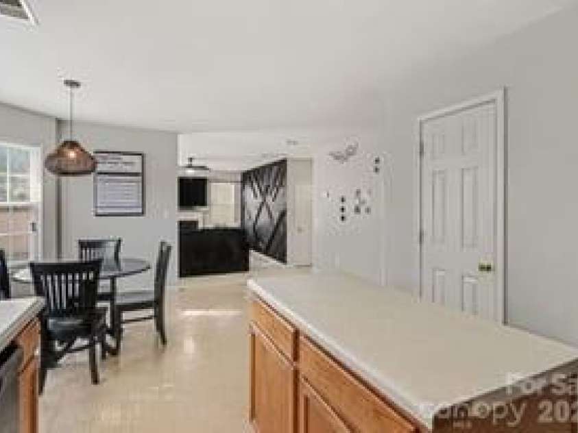 5616 Linda Vista Lane, Charlotte, NC 28216.  MLS# CAR4422055, YatesRealty ID 49151. 