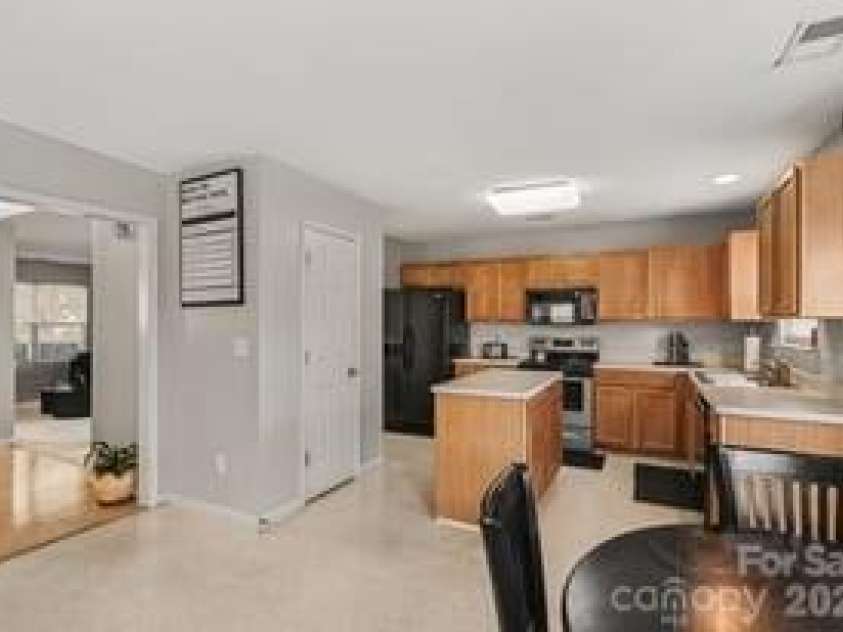 5616 Linda Vista Lane, Charlotte, NC 28216.  MLS# CAR4422055, YatesRealty ID 49151. 