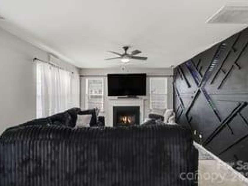 5616 Linda Vista Lane, Charlotte, NC 28216.  MLS# CAR4422055, YatesRealty ID 49151. 