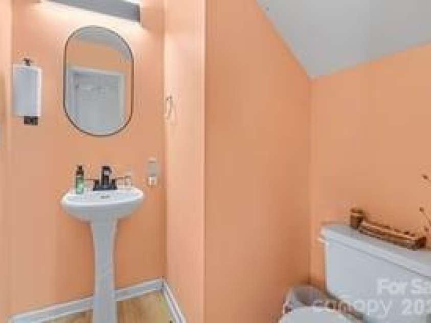 5616 Linda Vista Lane, Charlotte, NC 28216.  MLS# CAR4422055, YatesRealty ID 49151. 