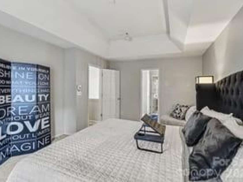 5616 Linda Vista Lane, Charlotte, NC 28216.  MLS# CAR4422055, YatesRealty ID 49151. 