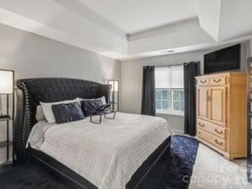 5616 Linda Vista Lane, Charlotte, NC 28216.  MLS# CAR4422055, YatesRealty ID 49151. 