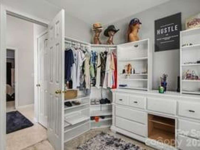 5616 Linda Vista Lane, Charlotte, NC 28216.  MLS# CAR4422055, YatesRealty ID 49151. 