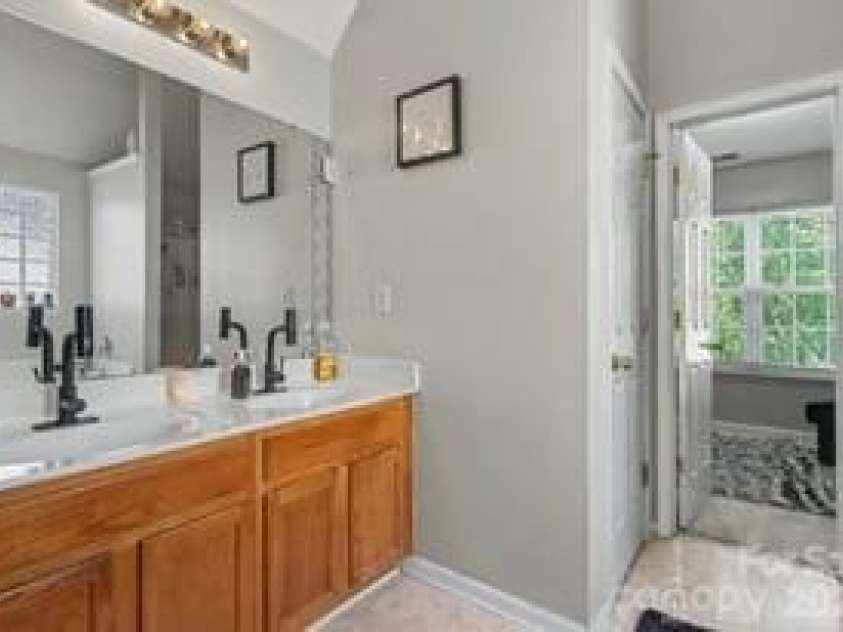 5616 Linda Vista Lane, Charlotte, NC 28216.  MLS# CAR4422055, YatesRealty ID 49151. 