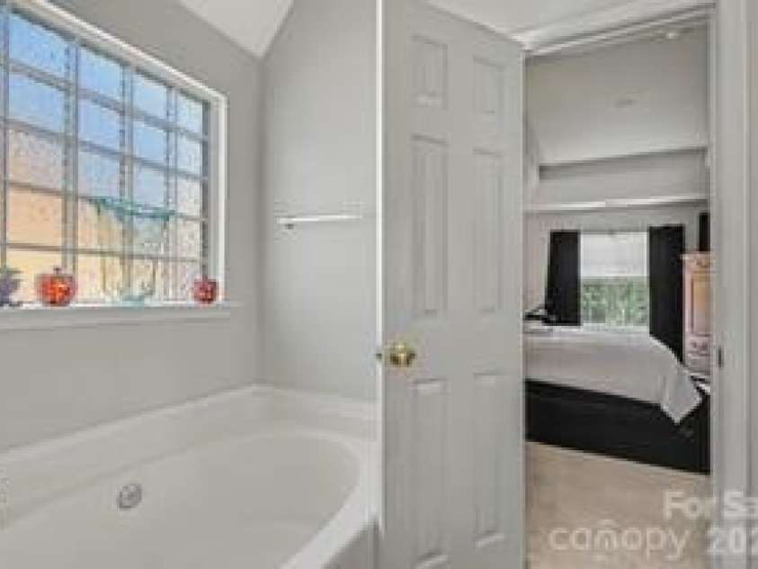 5616 Linda Vista Lane, Charlotte, NC 28216.  MLS# CAR4422055, YatesRealty ID 49151. 