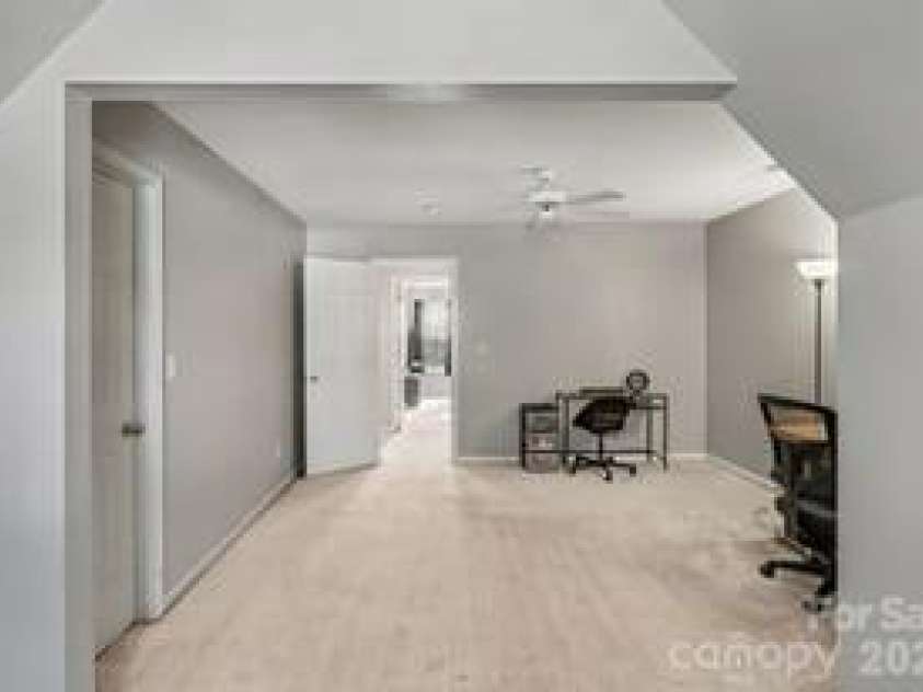 5616 Linda Vista Lane, Charlotte, NC 28216.  MLS# CAR4422055, YatesRealty ID 49151. 