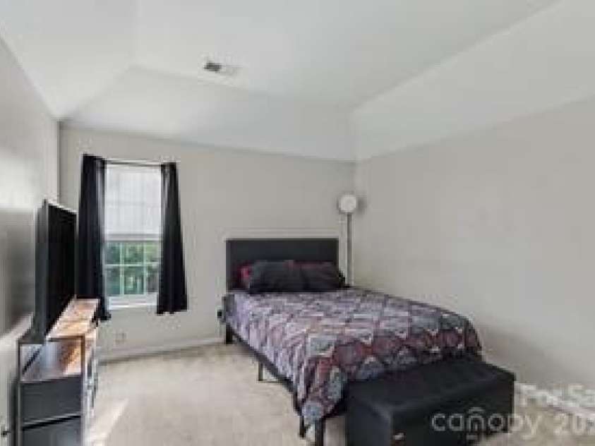 5616 Linda Vista Lane, Charlotte, NC 28216.  MLS# CAR4422055, YatesRealty ID 49151. 
