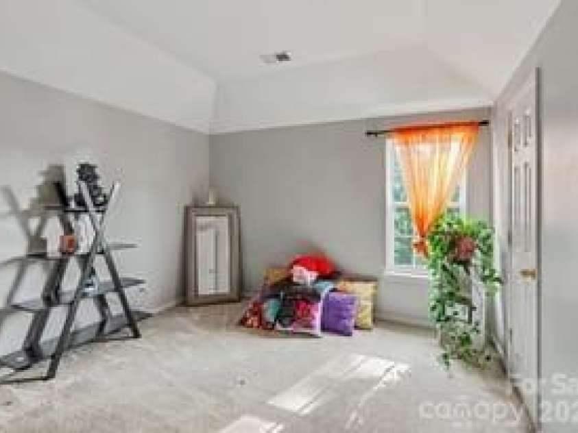 5616 Linda Vista Lane, Charlotte, NC 28216.  MLS# CAR4422055, YatesRealty ID 49151. 